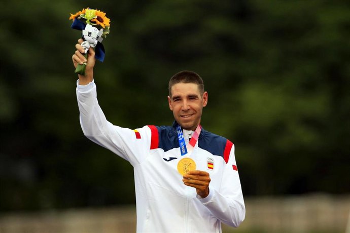 Archivo - El 'biker' español David Valero posa con su medalla de bronce en los Juegos Olímpicos de Tokio