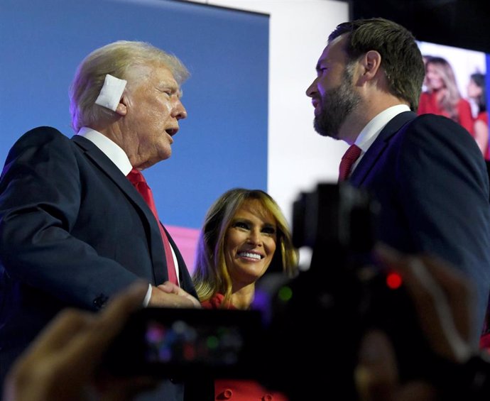 El expresidente de EEUU Donald Trump (izquierda) y el candidato a vicepresidente, J.D. Vance