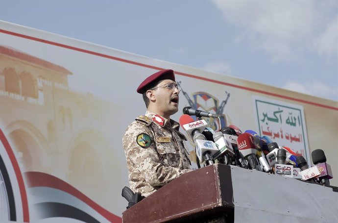 Archivo - SANAA, May 3, 2024  -- Houthi military spokesman Yahya Sarea speaks during a rally in Sanaa, Yemen, on May 3, 2024. Yemen's Houthi group announced on Friday the expansion of its ballistic missile attacks to include all Israeli-linked commercial 