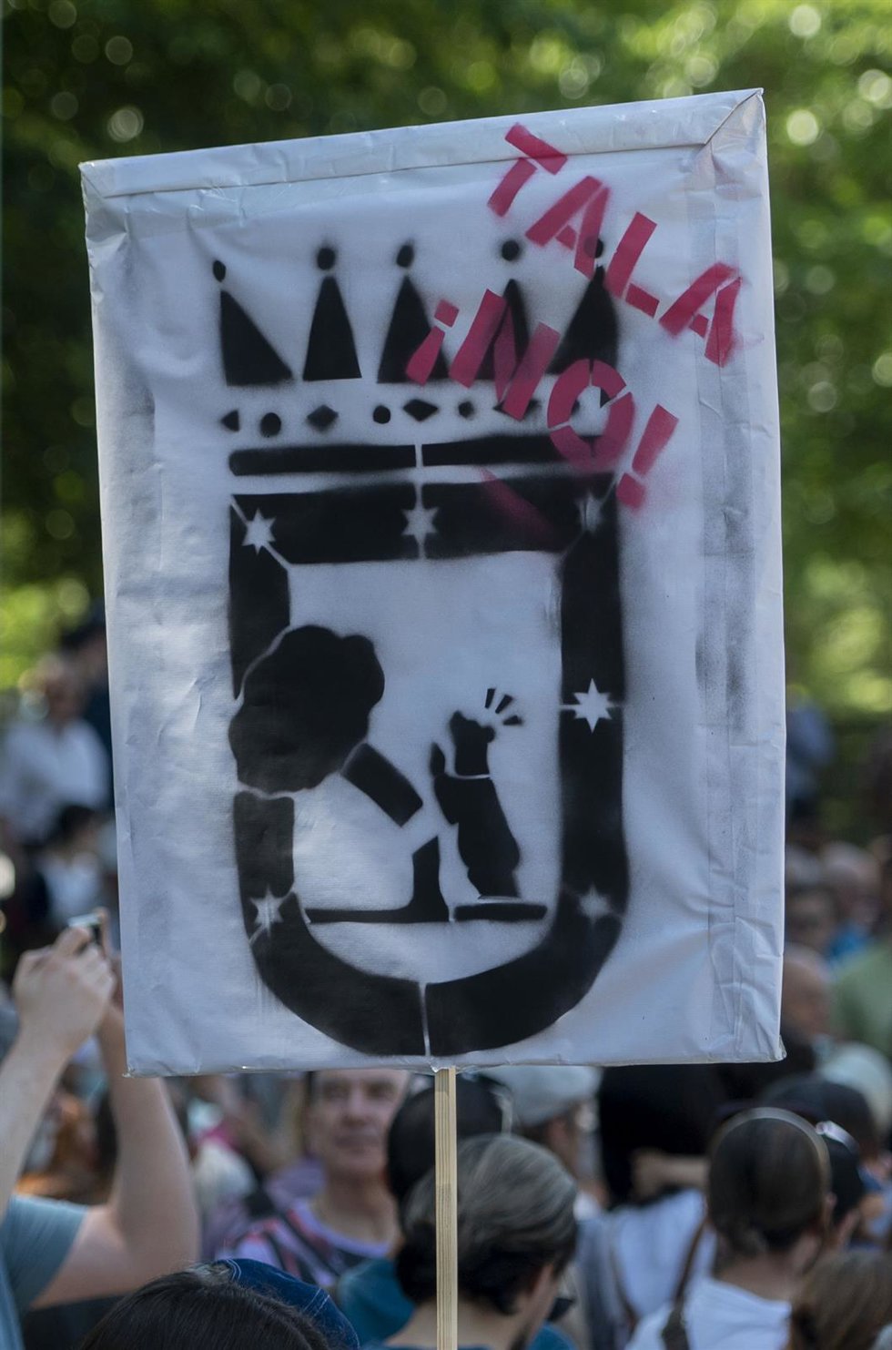 Archivo - Varias personas asisten a una manifestación a favor de la vegetación urbana y contra la destrucción de parques y la tala de árboles, en el Parque de Arganzuela, a 6 de mayo de 2023, en Madrid (España). Desde Ecologistas en Acción, uno de los c