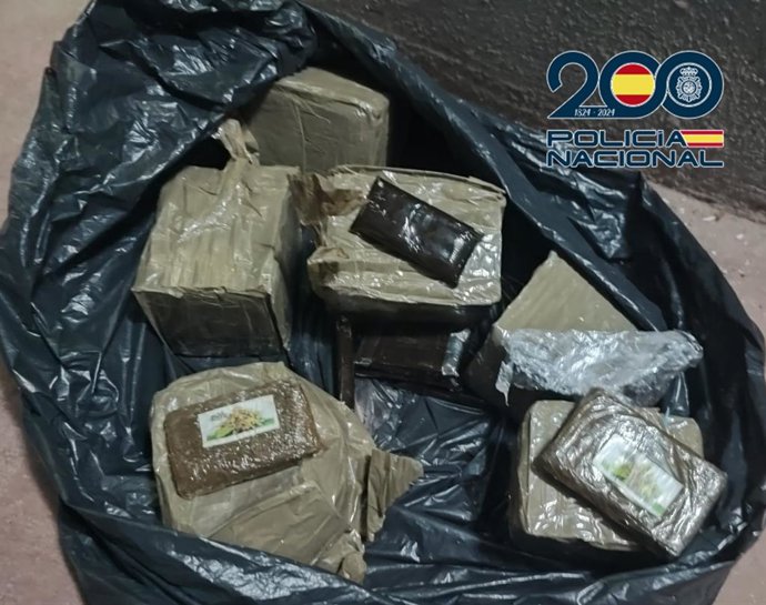 Agentes de la Policía Nacional han detenido a cuatro personas por la venta de drogas en el interior de un restaurante situado en el municipio de Arona, en el sur de Tenerife.