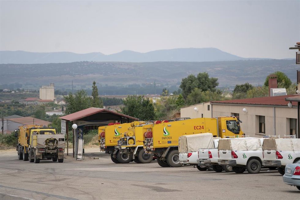 Archivo - Vehículos del Servicio de Prevención y Extinción de Incendios Forestales de Extremadura (INFOEX) en una imagen de archivo