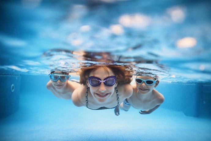 Archivo - SEMES aconseja vigilar a los niños, usar chaleco salvavidas y respetar las banderas del mar para prevenir ahogamientos