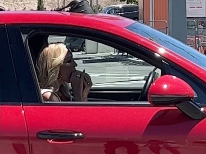 CARMEN LOMANA PILLADA COMIÉNDOSE UNA HAMBURGUESA EN PLENA CALLE