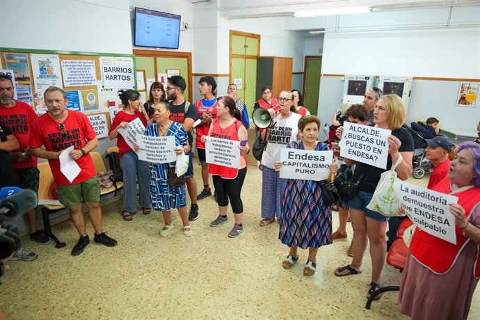 Concentración organizada por Barrios Hartos en el distrito Cerro-Amate por los cortes de luz.