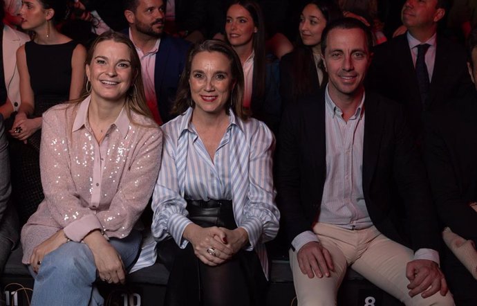Archivo - La presidenta del Govern de las Islas Baleares, Marga Prohens (1i), y la secretaria general del PP, Cuca Gamarra (c), durante el desfile de la firma Pablo Erroz 