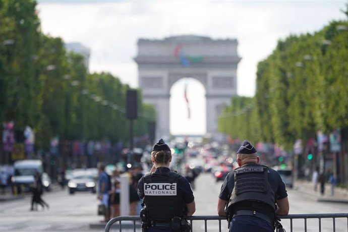 Dos policías, ante el Arco del Triunfo en París (Francia).