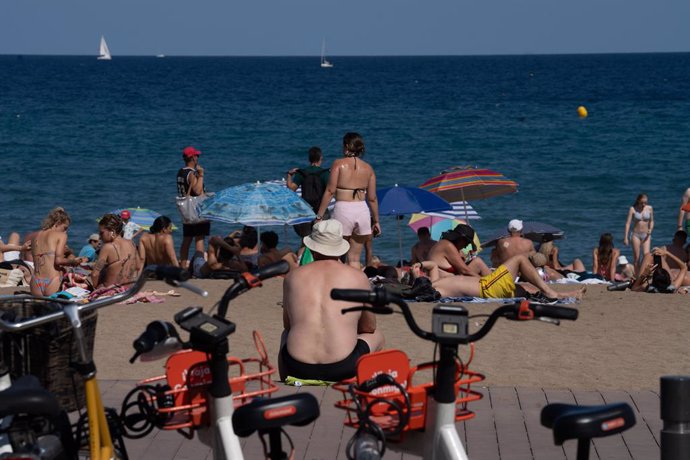 Diverses persones a la platja