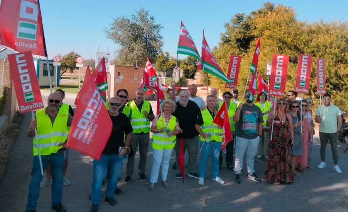 Concentración de CCOO y trabajadores a las puertas de la EDAR La Ranilla (Sevilla).