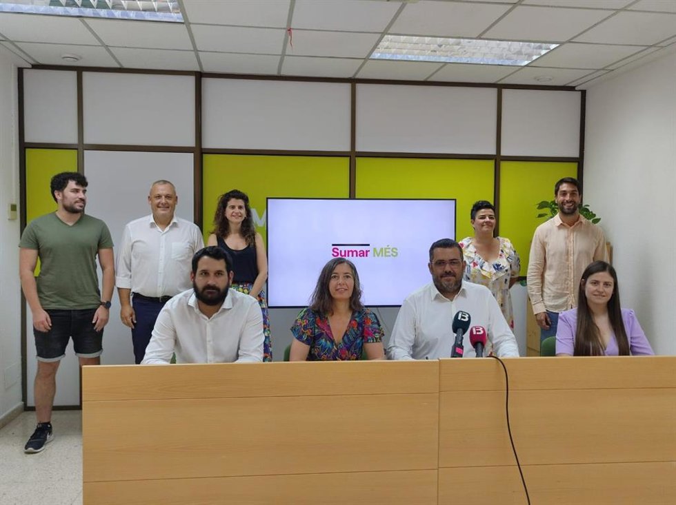 El diputado de Sumar MÉS en el Congreso, Vicen Vidal, con los miembros de la coalición política.
