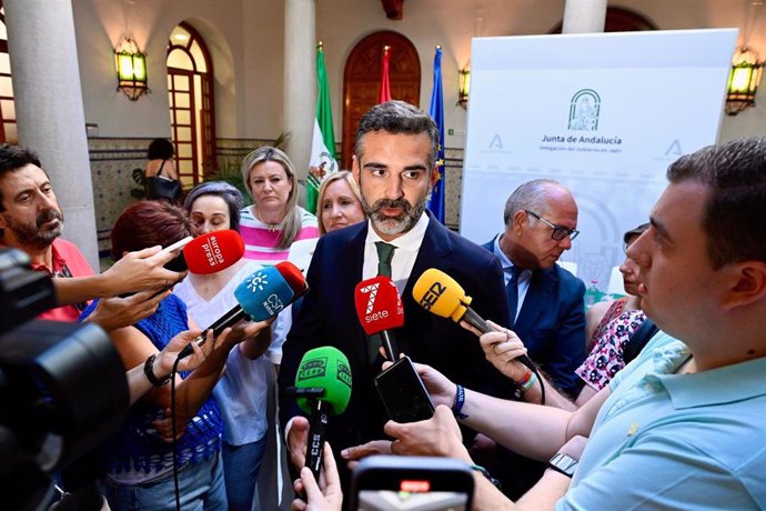 El consejero portavoz del Gobierno andaluz, Ramón Fernández-Pacheco, atiende a los medios en Jaén