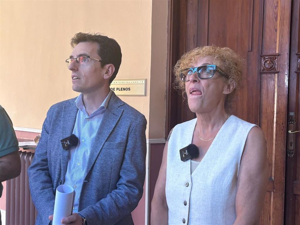 El portavoz del PSOE, Pedro Herrero, acompañado por la concejal del Grupo Socialista Rafaela Romero.
