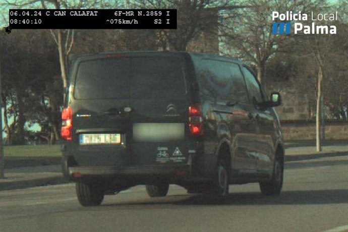 Archivo - Furgoneta de reparto con placas falsificadas