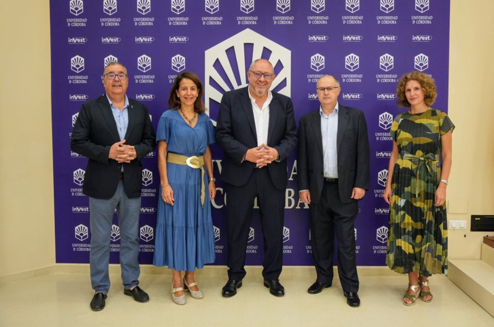 Representantes de la UCO y de Acciona tras la firma del convenio.