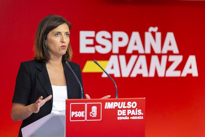 La portavoz del PSOE, Esther Peña, en una rueda de prensa en la sede del PSOE en Ferraz