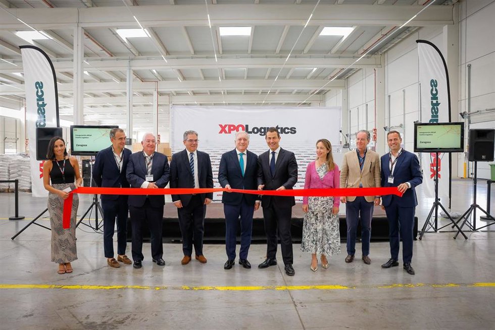 El consejero de Fomento, Logística, Vivienda y Cohesión Territorial del Gobierno de Aragón, Octavio López, y el director general de XPO Logistics para el sur de Europa y Marruecos, Massimo Marsili, han inaugurado las instalaciones de la empresa en Plaza.