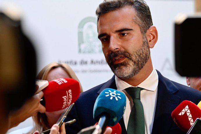 El consejero portavoz del Gobierno andaluz, Ramón Fernández-Pacheco, atiende a los medios en Jaén
