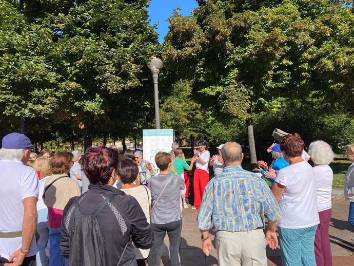 La concejala de Políticas de Familia, Servicios Sociales y Discapacidad del Ayuntamiento de Logroño, Patricia Sainz, visita 'Despierta con Logroño Acompaña'  en la plaza de la Cometa