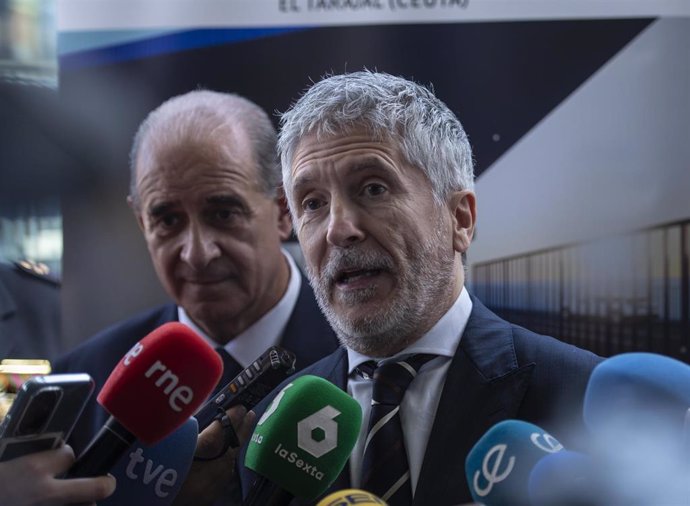 El ministro de Interior, Fernando Grande-Marlaska, ofrece declaraciones a los medios en Ceuta