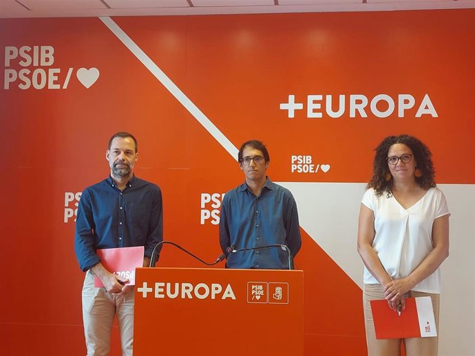 (I-D) El Portavoz Socialista En El Ayuntamiento De Palma, Xisco Ducrós, El Portavoz Del Grupo Parlamentario Socialista, Iago Negueruela, Y La Portavoz Socialista En El Consell Y Secretaria General De Los Socialistas De Mallorca, Catalina Cladera