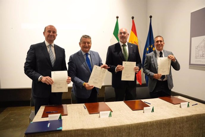 El consejero de Presidencia de la Junta de Andalucía, Antonio Sanz, segundo a la izquierda de la imagen, con los representantes de las empresas adjudicatarias del nuevo contrato para la red corporativa de telecomunicaciones.