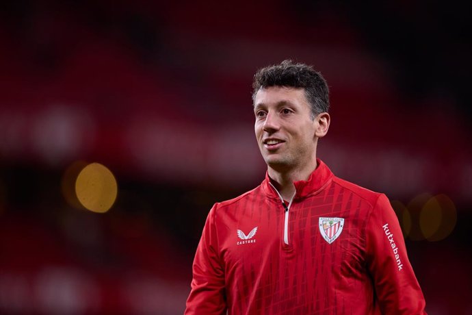 Archivo - Mikel Vesga of Athletic Club looks on prior to the LaLiga EA Sports match between Athletic Club and Deportivo Alaves at San Mames on March 16, 2024, in Bilbao, Spain.