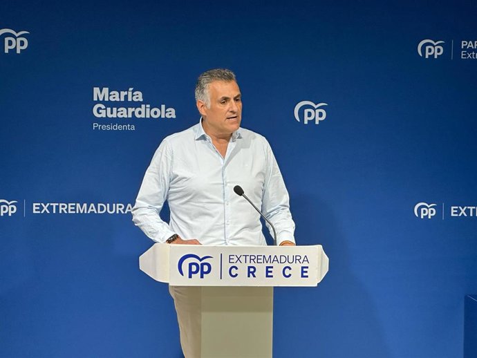 El vicesecretario de organización del PP de Extremadura, José Manuel García Ballestero, en rueda de prensa en Mérida