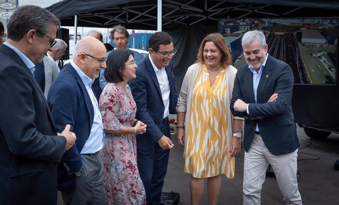 El presidente de Canarias, Fernando Clavijo, junto a la presidenta de la APLP, el consejero regional de Obras Públicas, la alcadesa de Las Palmas de Gran Canaria y el presidente del Cabildo de Gran Canaria