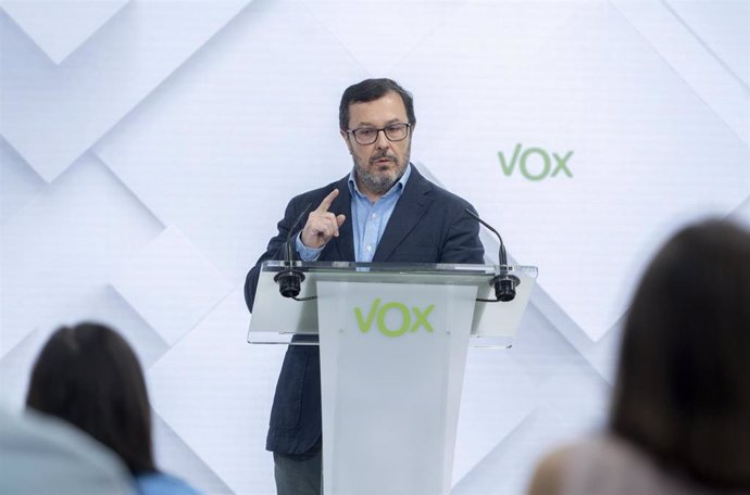 El portavoz de Vox, José Antonio Fúster, durante una rueda de prensa tras la reunión del Comité de Acción Política de Vox, en la sede del partido.