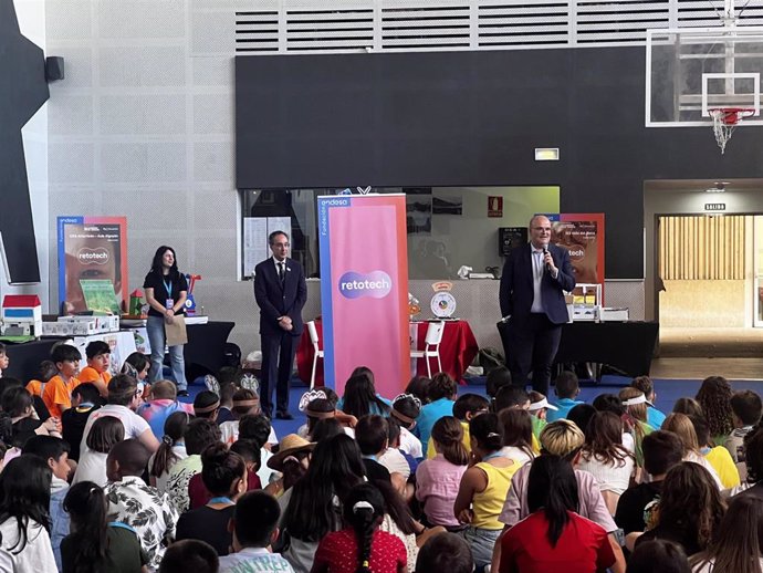 Archivo - El CEIP Jiménez Beltrán de Calatorao y el IES Ramón J.Sender de Fraga, premios locales Retotech de la Fundación Endesa