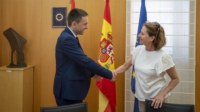 El consejero de Política Local, Infraestructuras y Lucha contra la Despoblación, Daniel Osés, y la presidenta de FADEMUR Rioja, Mila Díez, suscriben un convenio de colaboración