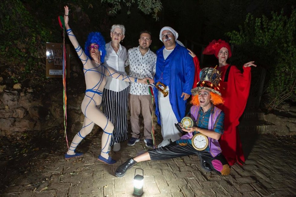 Protagonistas de la ruta guiada de Alicia en el país de las maravillas junto a los delegados del ayuntamiento de Alcalá de Guadaíra, Christopher Rivas y Luisa Campos.