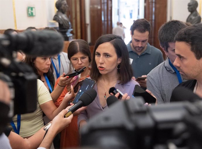 La secretaria general de Podemos, Ione Belarra, ofrece declaraciones a los medios a su llegada a un pleno extraordinario en el Congreso de los Diputados, a 11 de julio de 2024, en Madrid (España). 