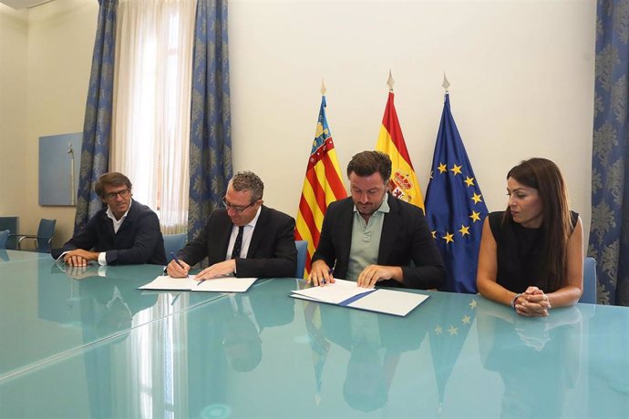 El presidente de la Diputación de Alicante, Toni Pérez, y el alcalde de Elche, Pablo Ruz, firman el acta de cesión temporal de parte de la futura sede de la institución en Elche.