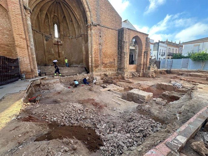 Trabajos arqueológicos en el entorno de la Iglesia de San Martín de Niebla (Huelva).