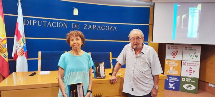 La autora del trabajo, Asunción blasco, y el director del IFC, Carlos Forcadell, en la presentación en la DPZ.