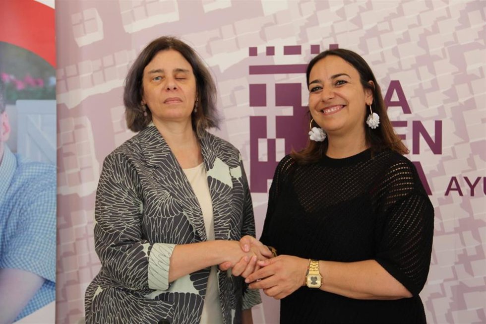 Virginia Carcedo (i) y Miriam Andrés, durante la firma del convenio.