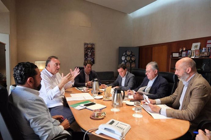 Reunión entre la Junta y el Consistorio sobre los trabajos de remodelación del estadio La Cartuja, celebrada en la sede de la Consejería de Deporte.