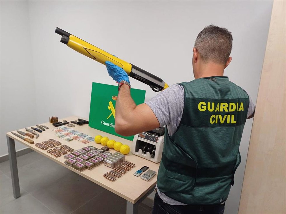 Droga y arma intervenidas.