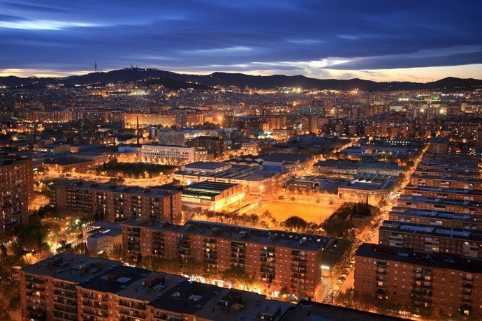 Imatge nocturna d'una nit d'estiu a Barcelona