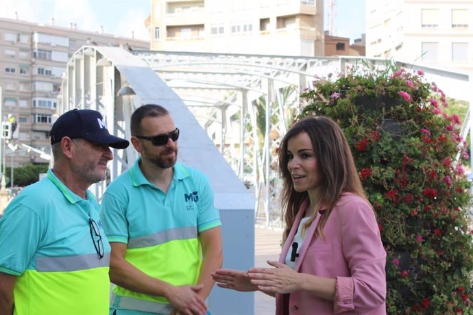 La vicealcaldesa y concejal de Fomento y Patrimonio del Ayuntamiento de Murcia, Rebeca Pérez, presenta una nueva campaña de recogida de enseres y voluminosos que se ha puesto en marcha por parte del Ayuntamiento de Murcia