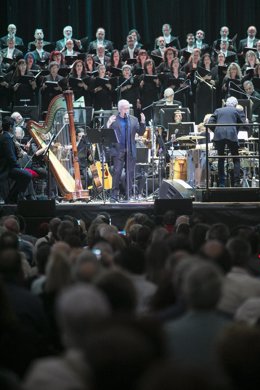 El cantante Víctor Manuel durante un concierto.