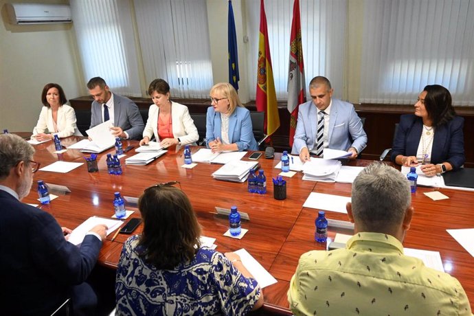 Imagen de la primera reunión de los agentes del Diálogo Social con la consejera Leticia García