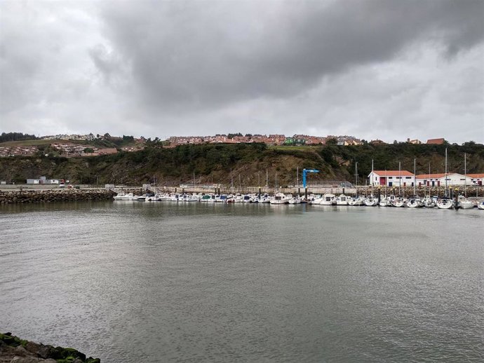 Archivo - Puerto de Luanco.