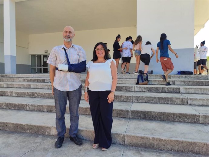 La delegada territorial de Familias e Inclusión Social junto al concejal de Educación en el Consistorio de Alcalá.