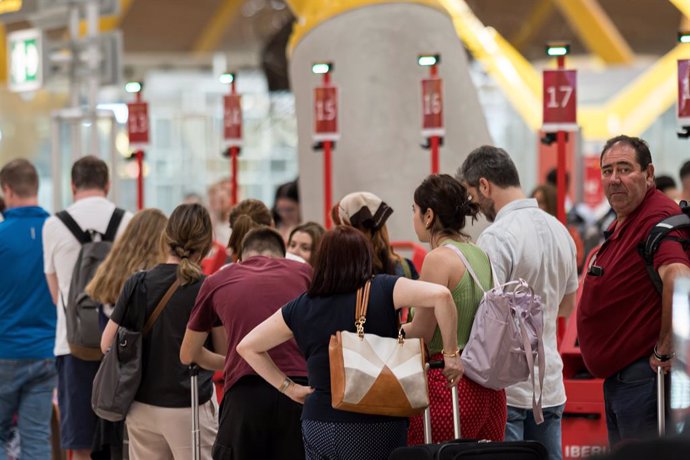 Pasajeros en el aeropuerto de Madrid-Barajas durante la caída del sistema de seguridad de Microsoft que ha provocado fallos en importantes empresas en todo el mundo, a 19 de julio de 2024, en Madrid (España).