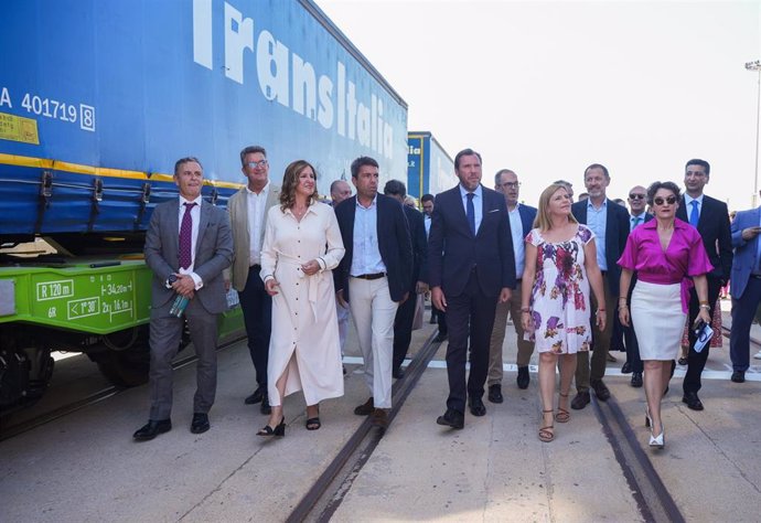 La alcaldesa de Valencia, María José Catalá (3i); el president de la Generalitat, Carlos Mazón (4i); el ministro de Transportes y Movilidad Sostenible, Óscar Puente (c); la delegada del Gobierno de la Comunidad Valenciana, Pilar Bernabé (4d); la president