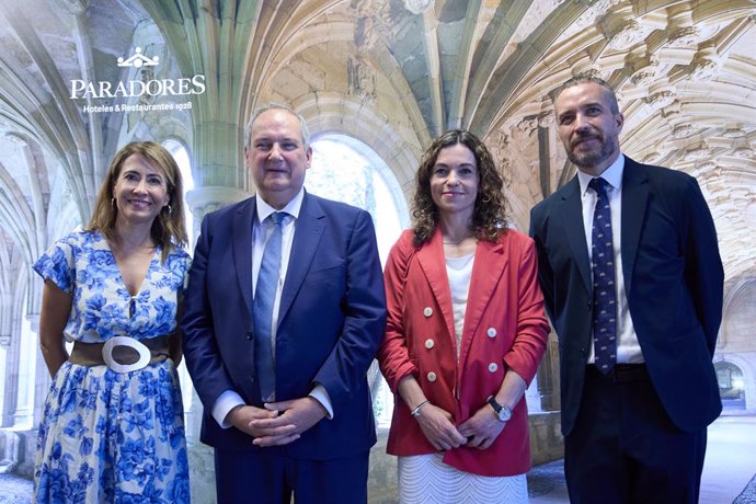 La presidenta de Paradores de España, Raquel Sánchez, el ministro de Industria y Turismo, Jordi Hereu; la secretaria de Estado de Turismo, Rosario Sánchez y el director de Turespaña, Miguel Sanz.