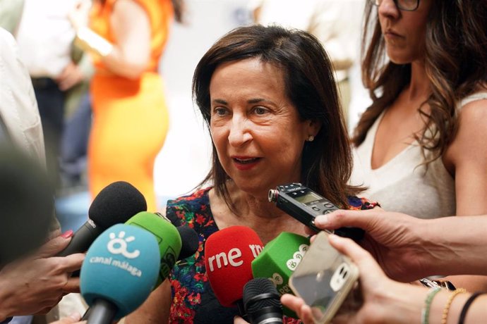 La ministra de Defensa, Margarita Robles, atiende a los medios de comunicación.