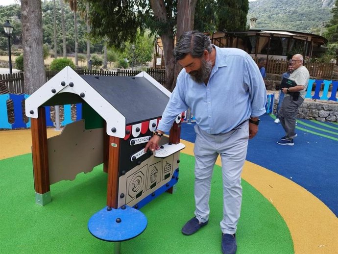 El conseller de Medio Ambiente, Medio Rural y Deportes, Pedro Bestard, en el parque infantil recién inaugurado en el Santuario de Lluc, en el municipio de Escorca.